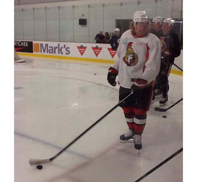 Daniel Alfredsson causes stir by wearing Ottawa Senators jersey