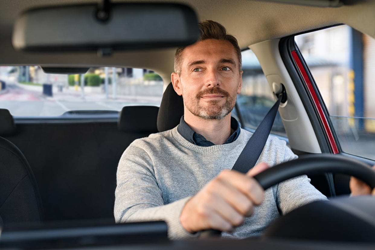 Si pasas horas en el coche, esto te va a ayudar a tener viajes más cómodos. (Foto: Getty)