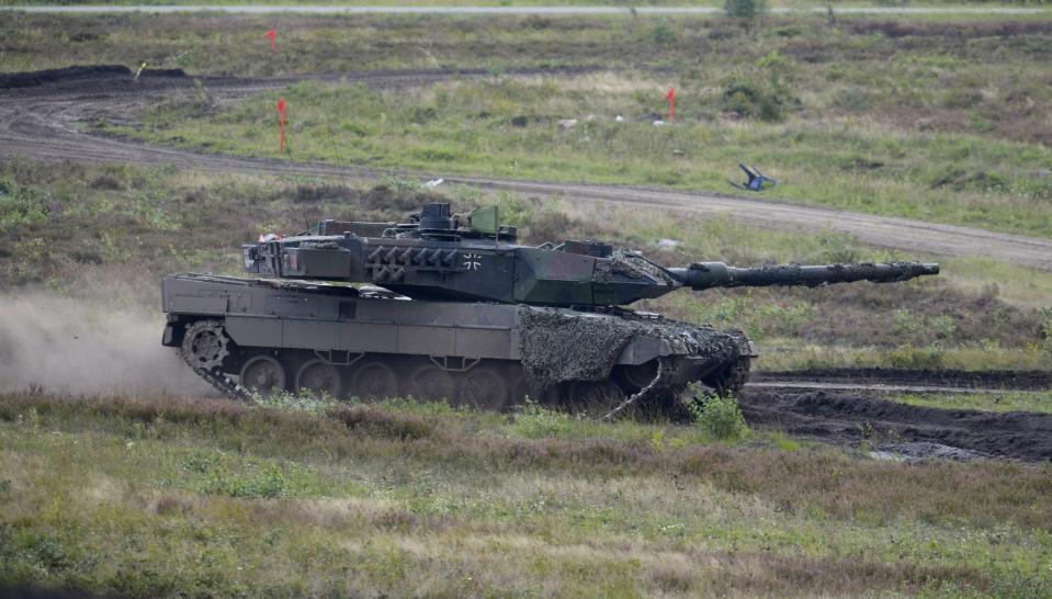 Ein Kampfpanzer der Bundeswehr vom Typ Leopard 2 A6 bei einer Übung. - Copyright: picture alliance/photothek/Michael Gottschalk