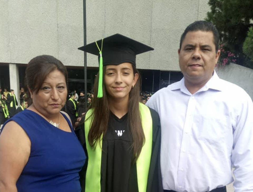 Debanhi junto a sus padres, Mario Escobar y Dolores Bazaldúa, en su graduación de preparatoria (Cortesía Mario Escobar)