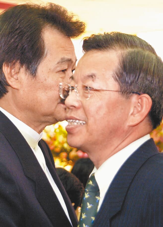 施明德（左）再次質疑謝長廷的特務身分，引發爭議，圖為2001年時任民進黨主席謝長廷在立法院與退黨的施明德交談。（本報資料照片）