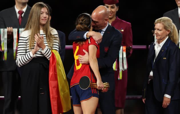 Rubiales saluda a la jugadora Aitana Bonmati de España durante la ceremonia de entrega de medallas.  El directivo del fútbol español besó a varios jugadores en las mejillas.