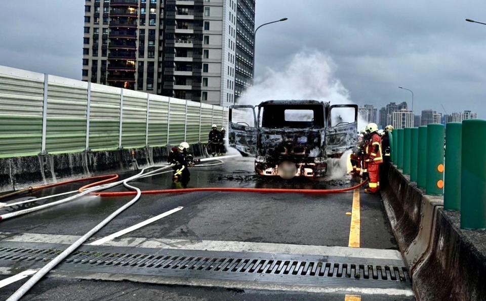 砂石車車頭起火消防人員迅速撲滅火勢。（圖／翻攝畫面）