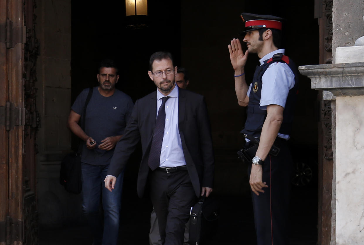 Spanish anticorruption prosecutor José Grinda, center, in Barcelona. (Photo: Pau Barrena/AFP/Getty Images)