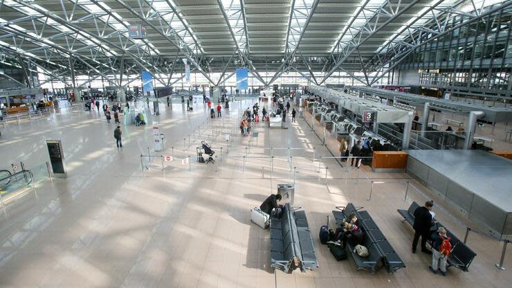 Nahezu täglich streichen Airlines Flugverbindungen etwa nach Norditalien. Foto: dpa