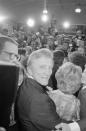 La multitud espera a la estrella en el festival de Cannes de 1980, año en que ejerció como presidente del jurado. (Foto: Bertrand Laforet / Getty Images)