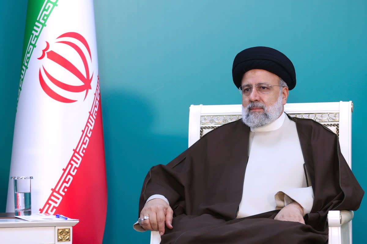 En un comunicado difundido en las redes sociales y la televisión estatal, el vicepresidente iraní Mohsen Mansouri confirmó el fallecimiento del presidente Ebrahim Raisi, posible sucesor del líder supremo del país, el ayatola Alí Jamenei, durante un accidente de helicóptero.  (AP)