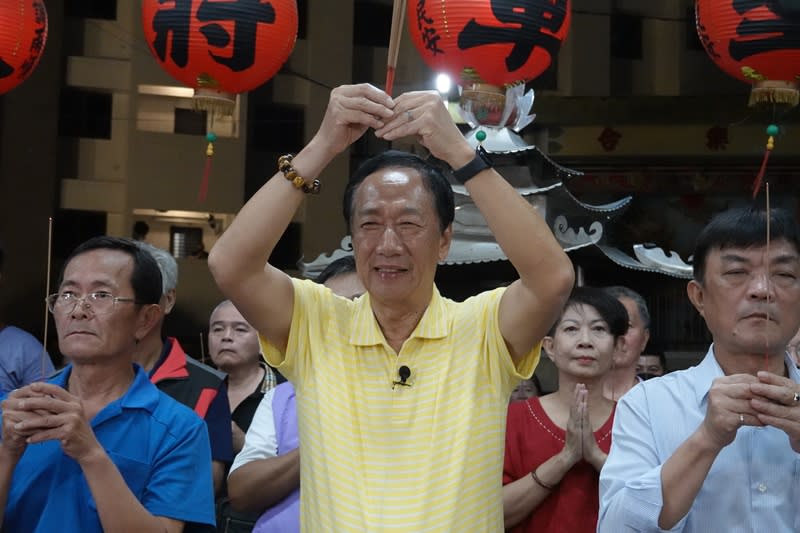 鴻海創辦人郭台銘（中）15日前往屏東潮州鎮忠義祠參香祈福，針對副手賴佩霞有台美雙重國籍問題，郭台銘表示，賴佩霞已向美國在台協會（AIT）遞件送出放棄美國籍申請書，有99.9%把握可以在法令規定期限內完成。（中央社）