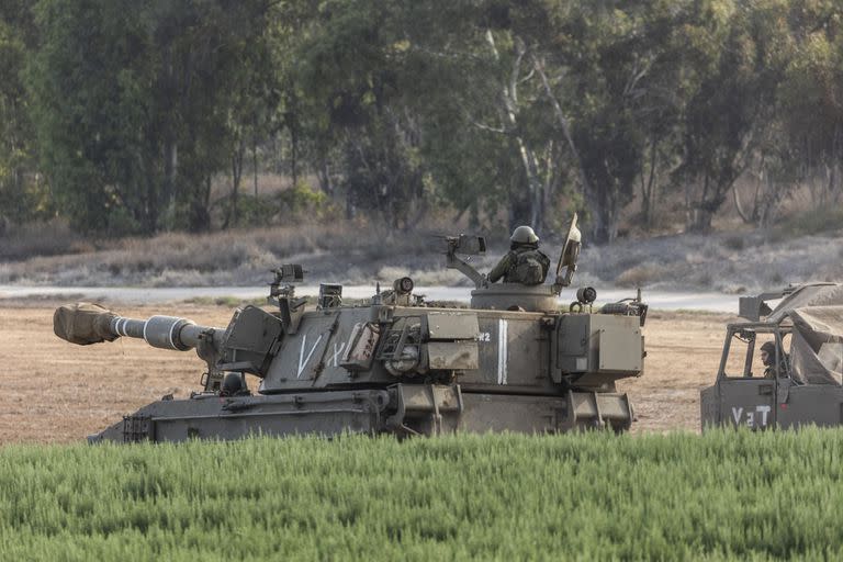 08 October 2023, Israel, Gaza: Israeli Artillery taking position along the Gaza border on the second day of the ongoing conflict between Israel and the Palestinian militant group Hamas. Photo: Ilia Yefimovich/dpa