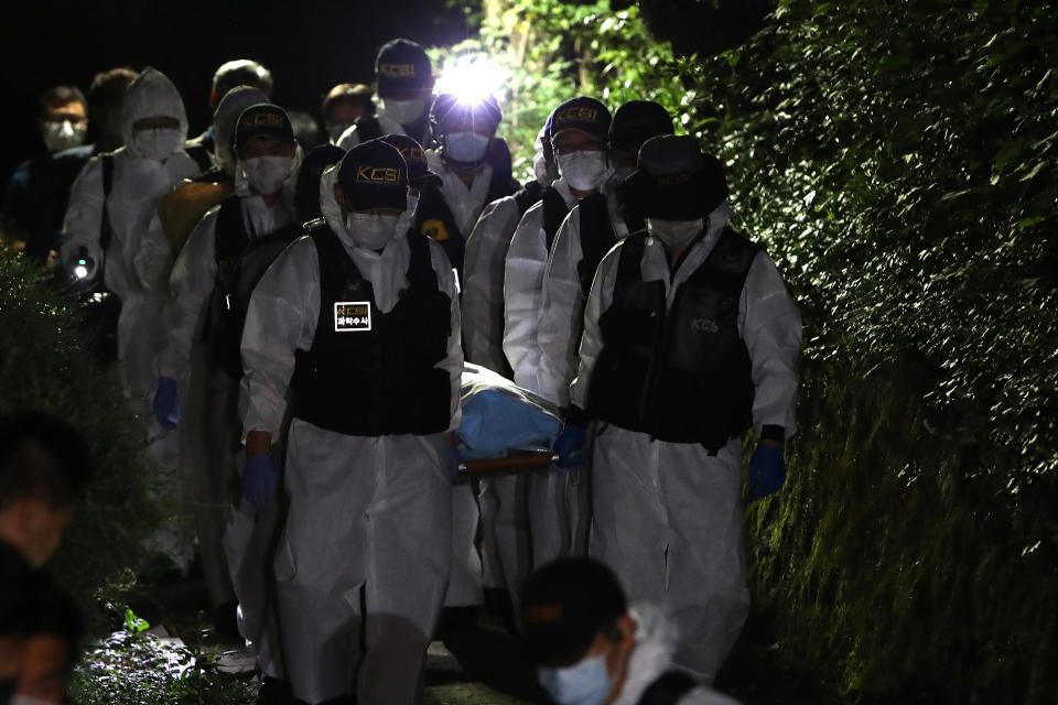 Police officers carry Park's body on July 10 | Chung Sung-Jun—Getty Images