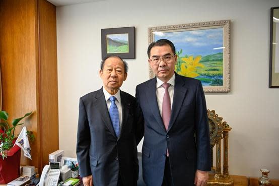 新任中國駐日大使吳江浩（右）24日拜會日本自民黨前幹事長二階俊博（左）。（翻攝自中國駐日大使館官網）