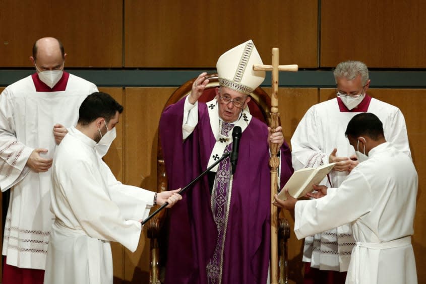 Pope Francis says mass in Athens