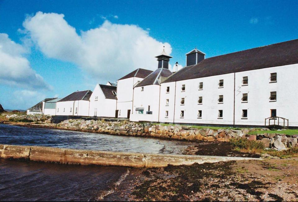拉弗格酒廠在艾雷島南邊海岸上，是查爾斯王子最愛的酒廠。