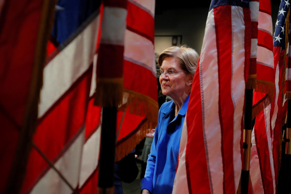 Democratic 2020 U.S. presidential candidate and U.S. Senator Elizabeth Warren (D-MA) greets audience members after delivering a campaign economic speech at Saint Anselm College’s Institue of Politics in Manchester, New Hampshire, U.S., December 12, 2019.   REUTERS/Brian Snyder