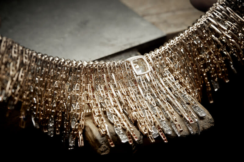作品結合彩色寶石與鑽石的華麗裝飾，將斜紋軟呢交織成為一種珍貴布料，傳遞一條曾於2020年發表的「Tweed Couture」項鍊。
