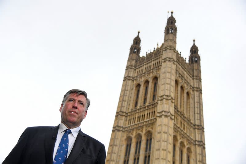 El diputado conservador británico Graham Brady habla con los medios de comunicación tras el anuncio de la moción de censura, a las puertas del Parlamento en Londres, Reino Unido