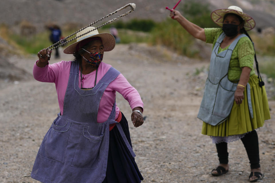 ARCHIVO - Manifestantes practican el uso de hondas mientras bloquean una carretera en apoyo al expresidente Evo Morales ante la investigación sobre su presunta violación de una menor mientras ostentaba el cargo en Parotani, Bolivia, 31 de octubre de 2024. (Foto AP/Juan Karita, Archivo)