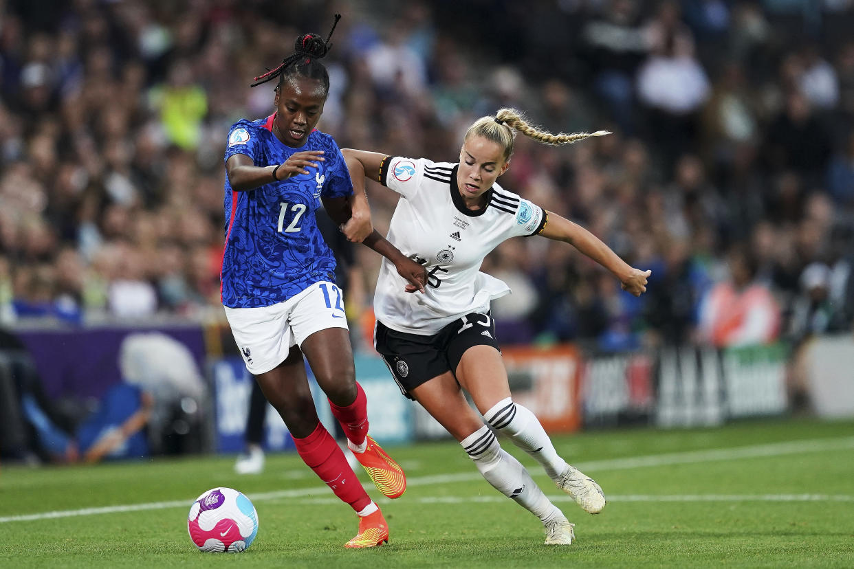 Melvine Malard (Olympique Lyonnais) de Francia y Giulia Gwinn (FC Bayern Munich) de Alemania compiten por el balón durante el partido semifinal de la Eurocopa Femenina 2022 en Inglaterra entre Alemania y Francia. (Foto: Daniela Porcelli/Agencia Anadolu vía Getty Images)