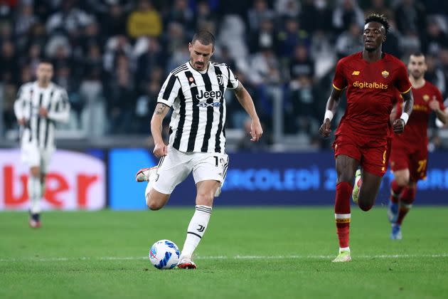 TURIN, ITALY - OCTOBER 17: (BILD OUT) Leonardo Bonucci of Juventus FC controls the ball during the Serie A match between Juventus and AS Roma at Juventus Stadium on October 17, 2021 in Turin, Italy. (Photo by Sportinfoto/DeFodi Images via Getty Images) (Photo: DeFodi Images via Getty Images)