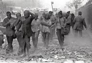 <p>People make their way amid debris near the World Trade Center in New York, Sept. 11, 2001. (Photo: Gulnara Samoilova/AP) </p>