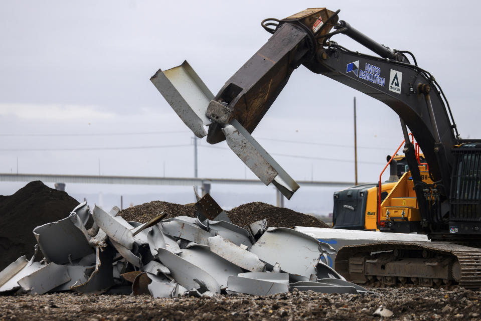 Una máquina parte una pieza recuperada del derrumbado puente Francis Scott Key en Tradepoint Atlantic, el 12 de abril de 2024, en Sparrows Point, Maryland. (AP Foto/Julia Nikhinson)