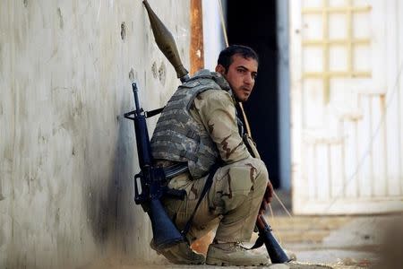 An Iraqi soldier keeps watch during a battle with Islamic State fighters at the front line in the Intisar disrict of eastern Mosul, Iraq November 4, 2016. REUTERS/Zohra Bensemra