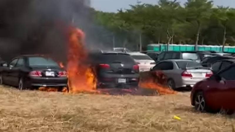 有眼尖網有發現停放在U7右側同被燒火的車輛，似乎是日系經典車款Mitsubishi Lancer Evolution。(圖片來源/ TVBS)