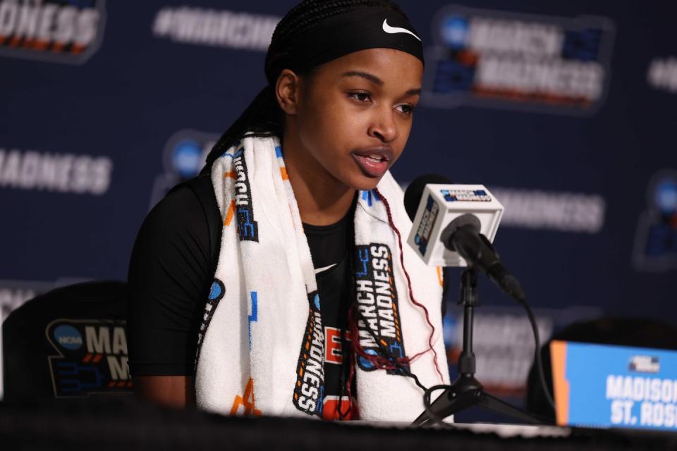 ncaa women's basketball tournament first round iowa city