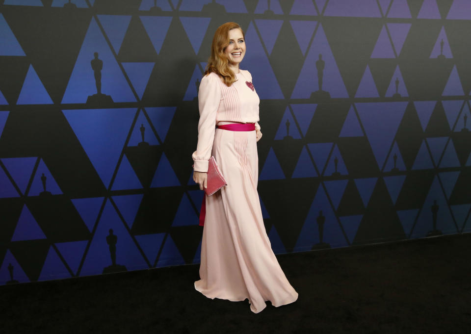 <p>Amy Adams rozó el suspenso tras enfundarse un vestido de Schiaparelli que no le favorecía demasiado. (Foto: Reuters / Mario Anzuoni). </p>