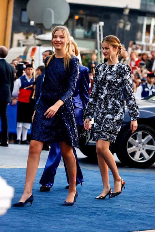 La infanta Sofía, con la princesa Leonor y su abuela