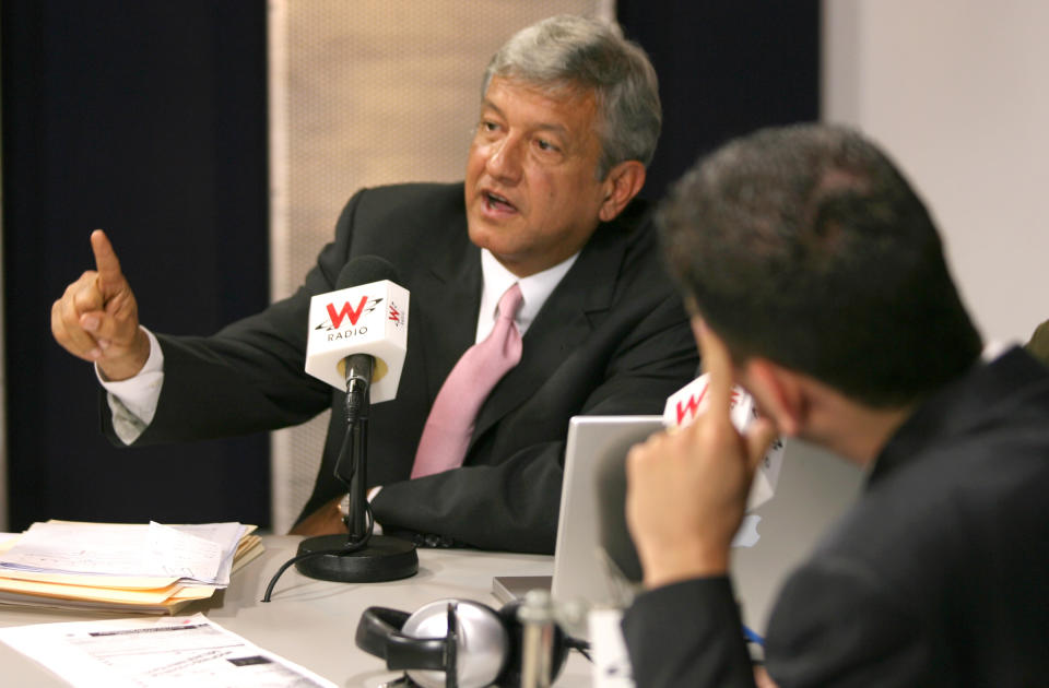 Loret y López Obrador han dialogado en pocas ocasiones, en esta imagen realizan una entrevista después de las elecciones presidenciales del 2006 (Fotografía REUTERS/Daniel Aguilar (MEXICO))