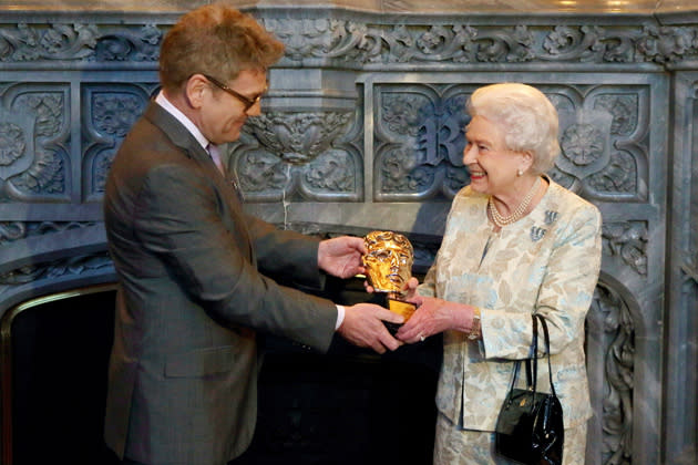 Die Queen wird von Kenneth Branagh als Bond-Girl geehrt (Bild: Getty Images)