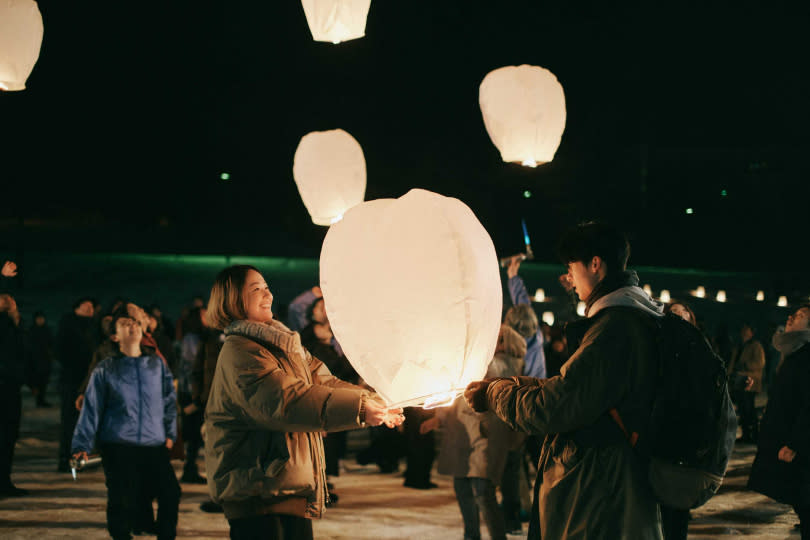 《青春18×2 通往有你的旅程》黑木華（左）飾演網咖員工。（圖／翻滾吧男孩電影提供）