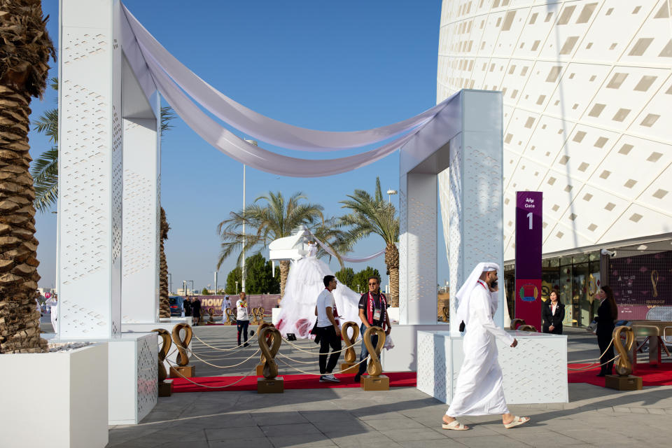 Una alfombra roja espera a los aficionados al fútbol de alto perfil en el estadio Al Thumama de Doha, Catar, el 25 de noviembre de 2022. (Tasneem Alsultan/The New York Times)
