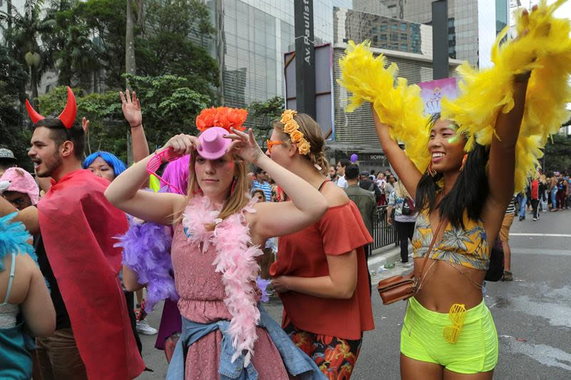 La parada gay de Sao Paulo es considerada una de las mayores del mundo y atrae a muchos turistas y curiosos. EFE/Sebastião Moreira