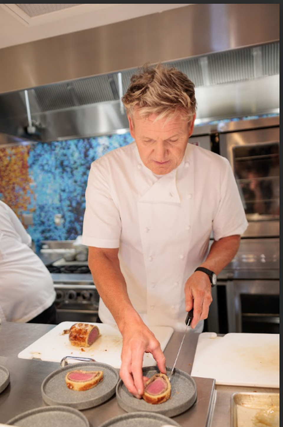 Chef Gordon Ramsay slices his famous Beef Wellington at the opening of his restaurant Hell’s Kitchen in Miami/WORLD RED EYE