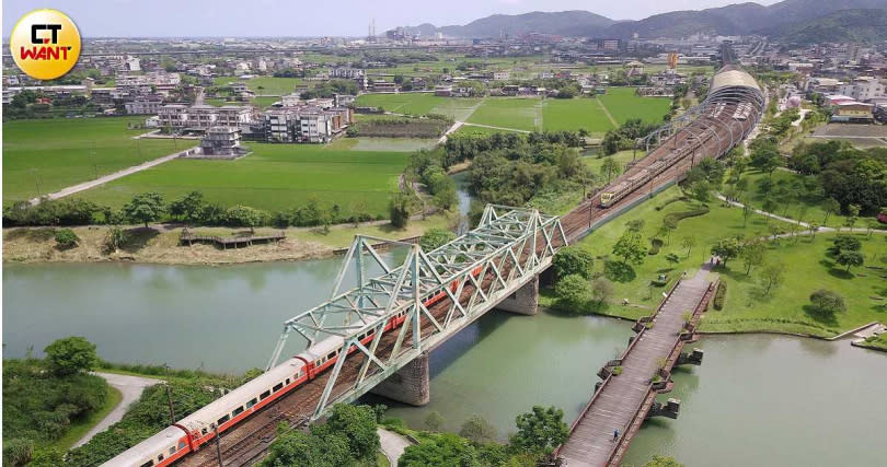 宜蘭人長久以來坐火車要繞道基隆才能抵達台北，因此希望能改善東部交通網。（圖／于魯光攝）