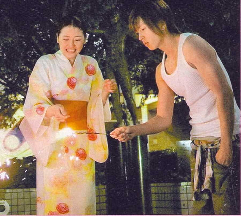 《求婚大作戰》山下智久（右）與長澤雅美逗趣呈現青梅竹馬間的戀愛發展。（圖／翻攝自網路）