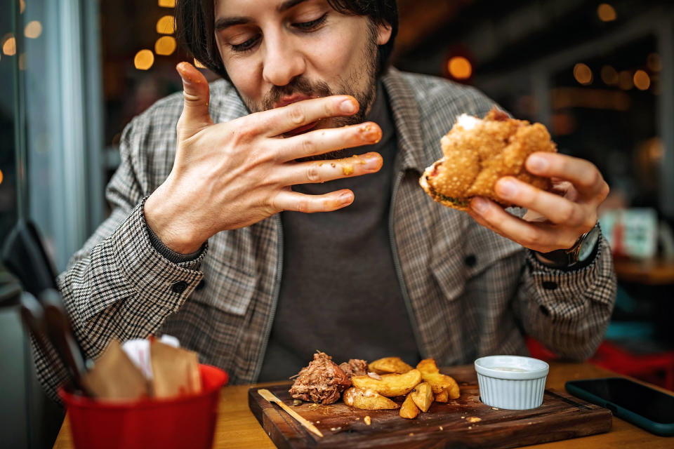 Nach Schlafentzug will das Gehirn sich belohnen – am liebsten mit Fast Food. (Symbolfoto: Getty Images)