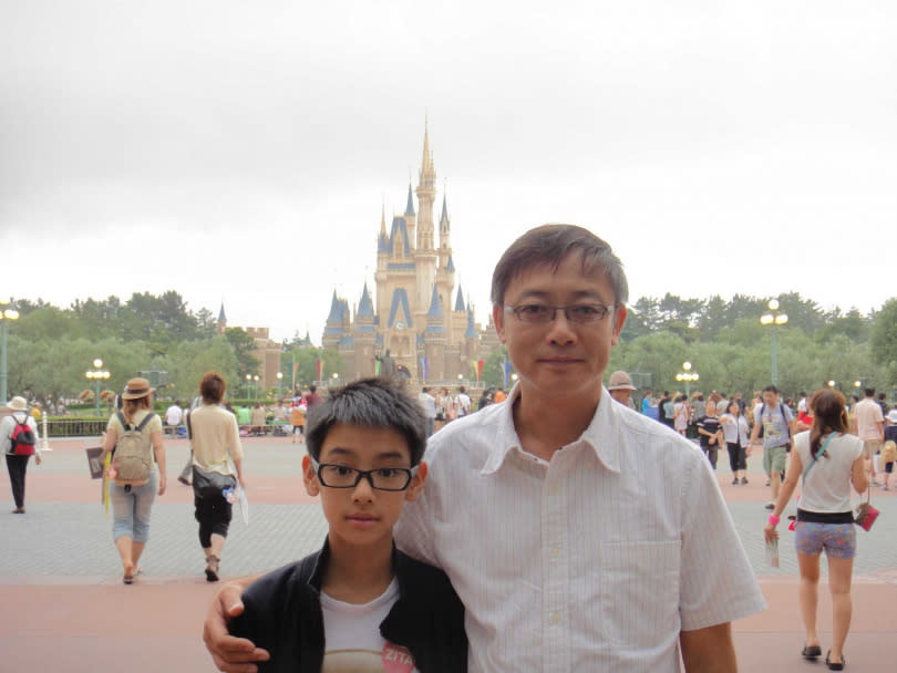 小時候爸爸就常帶劉修甫(左)出遊。（圖/ASA agency）