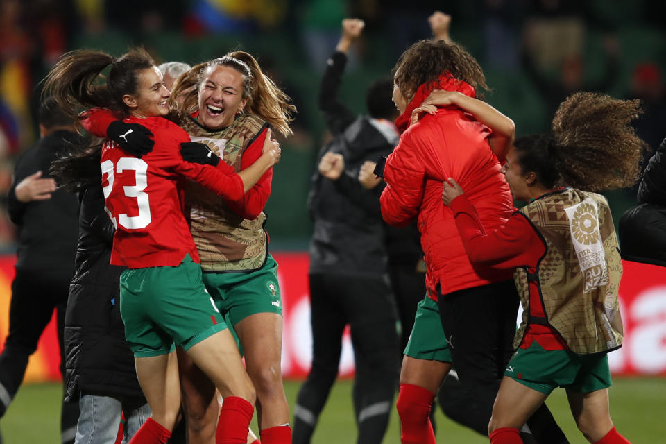 Las jugadoras de Marruecos celebrar tras la victoria 1-0 ante Colombia y clasificarse a los octavos de de final del Mundial femenino, en Perth, Australia, el jueves 3 de agosto de 2023. (AP Foto/Gary Day)