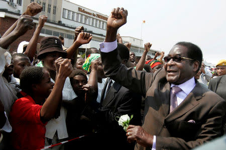 FILE PHOTO - Zimbabwe's President Robert Mugabe arrives at Harare airport, after attending the U.N. general assembly in New York, September 29, 2008. REUTERS/Philimon Bulawayo/File Photo