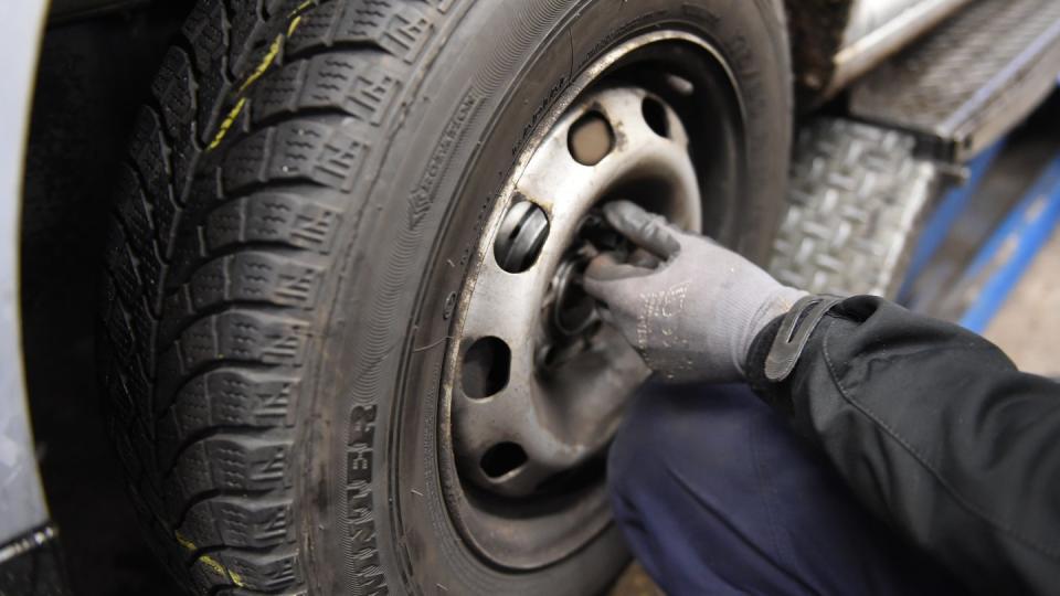 Ist in der Osterzeit noch mit frostigen Nächten zu rechnen, verschieben Autofahrer den Reifenwechsel besser auf einen späteren Termin. Foto: Marcus Brandt