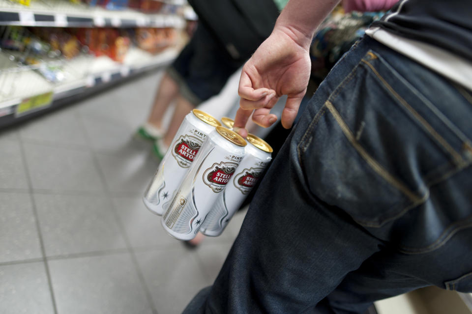 Un cliente con un pack de cervezas en un supermercado. (Foto: Photofusion/keith morris/Universal Images Group via Getty Images)