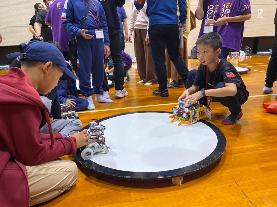 「RoboRave國際機器人大賽」比賽情形。（台南市政府提供）