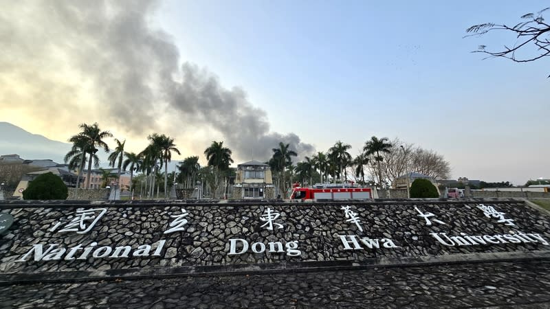 花蓮東華大學理工一館火警 花蓮近海強震，東華大學理工學院3日上午在震後數 分鐘發生火警，現場濃煙瀰漫，初估是地震所引起， 確切狀況在滅火後將由消防隊進行火調釐清。 中央社記者董俊志攝  113年4月3日 