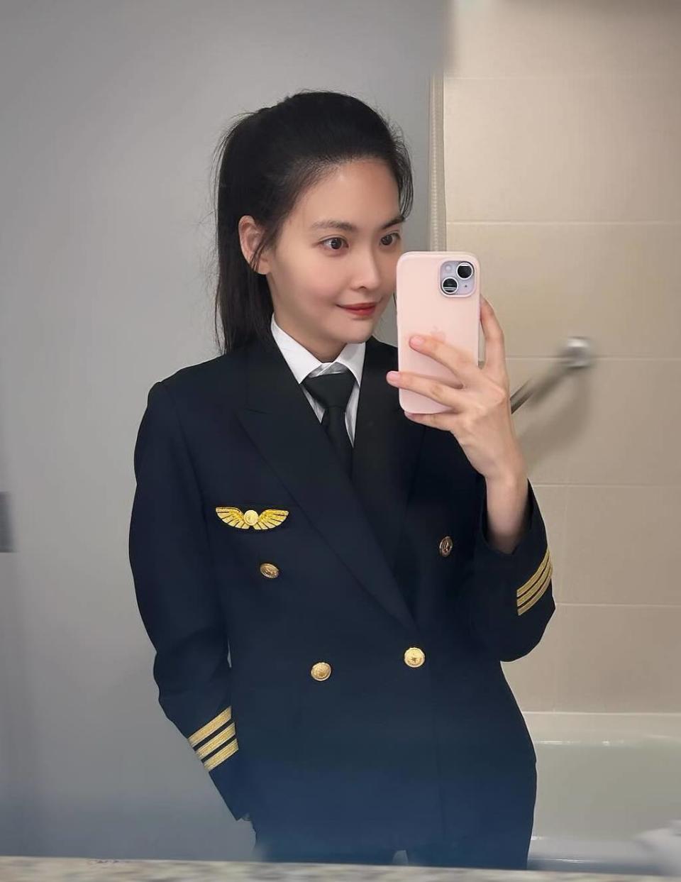 王馨被空服員大讚是最美女機師。（圖／IG@王馨）