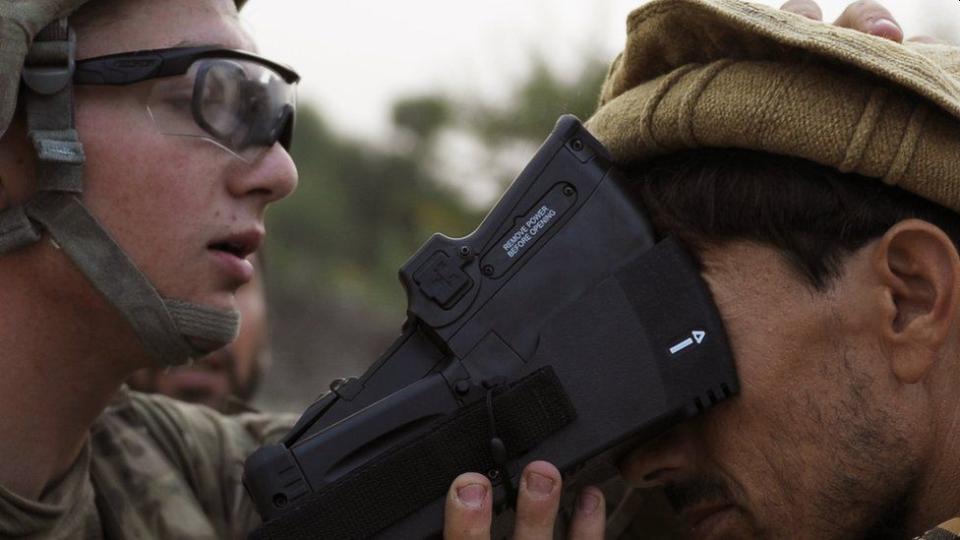 Un soldado estadounidense identifica mediante biometría a un ciudadano afgano | imagen Getty