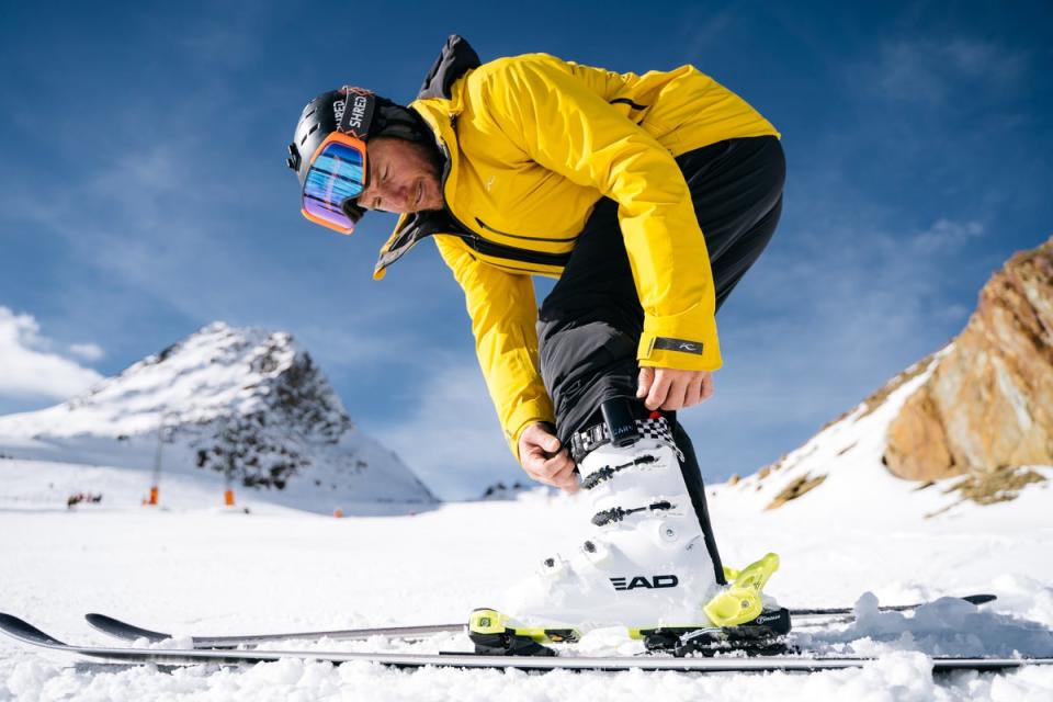 Olympic champion Ted Ligety attaching Carv to his ski boot (Motion Metrics)