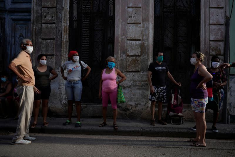 Gente hace fila para comprar comida, en medio de las preocupaciones por la propagación del COVID-19, en el centro de La Habana